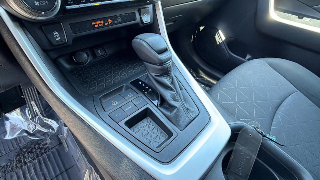 Thumbnail: 2020 Toyota RAV4 - 16