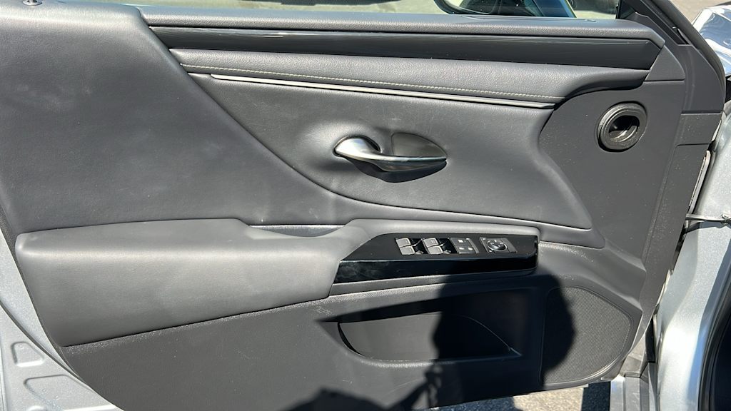Thumbnail: 2022 Lexus ES - 28