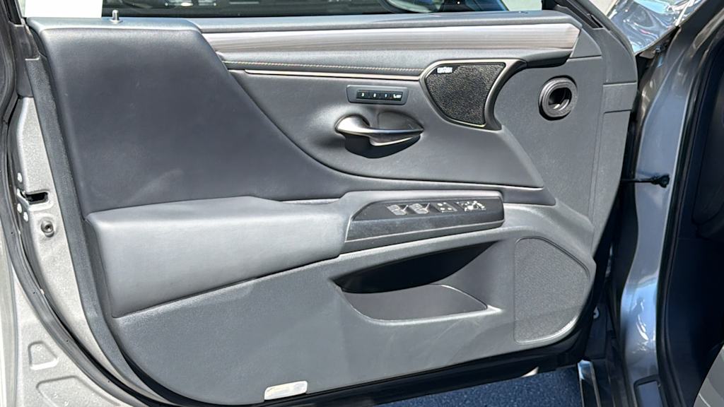 Thumbnail: 2021 Lexus ES - 29