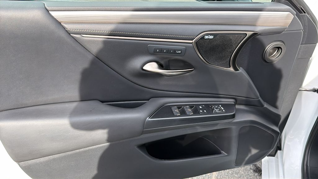 Thumbnail: 2021 Lexus ES - 28