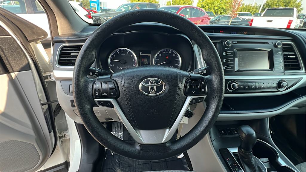 2017 Toyota Highlander LE 13