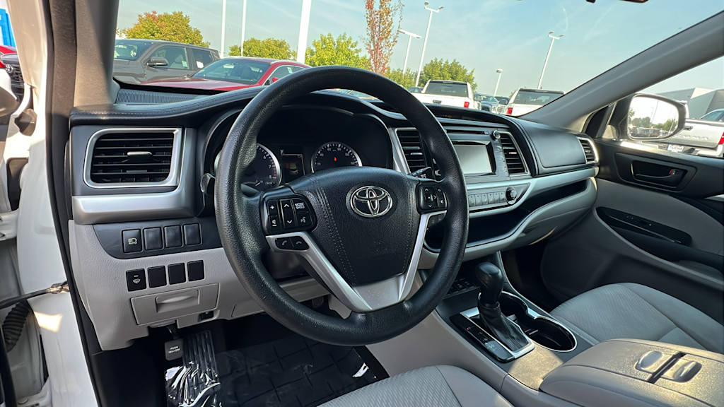 2017 Toyota Highlander LE 2