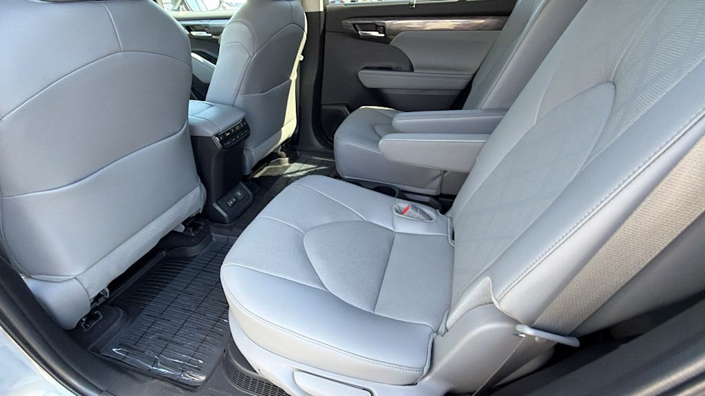 Thumbnail: 2024 Toyota Highlander - 12