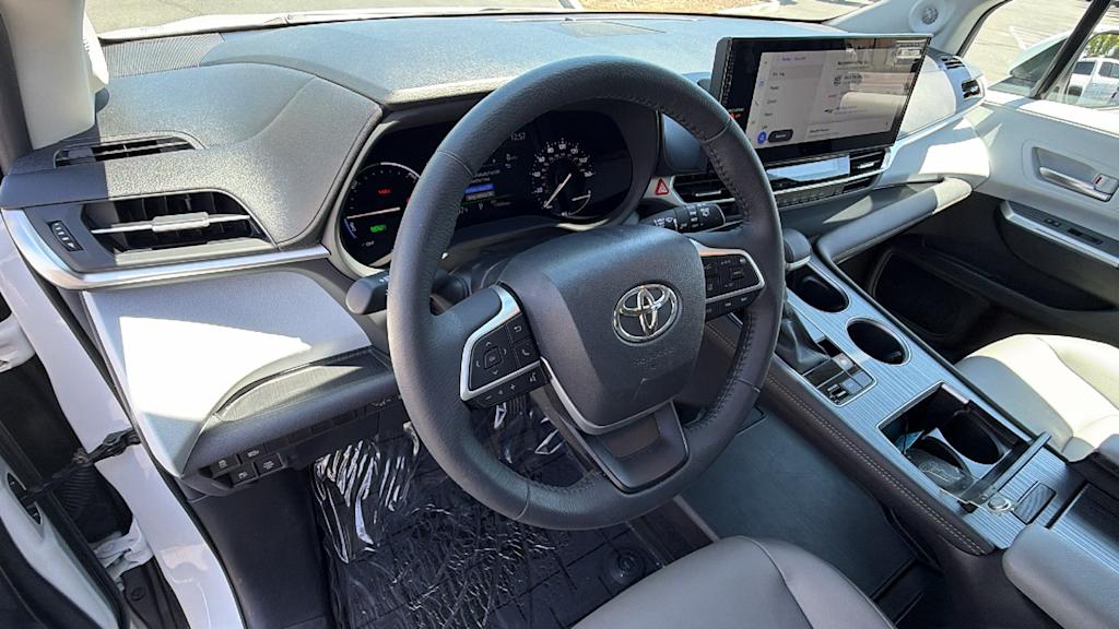 Thumbnail: 2025 Toyota Sienna - 2