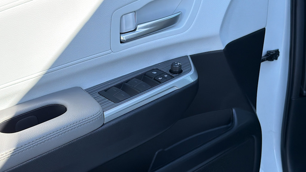 Thumbnail: 2025 Toyota Sienna - 27