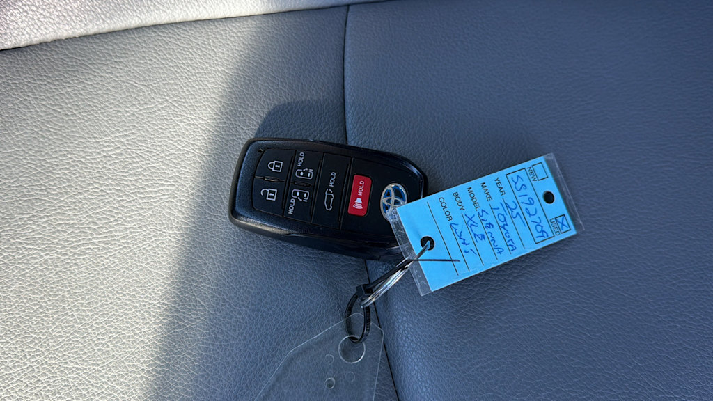 Thumbnail: 2025 Toyota Sienna - 17