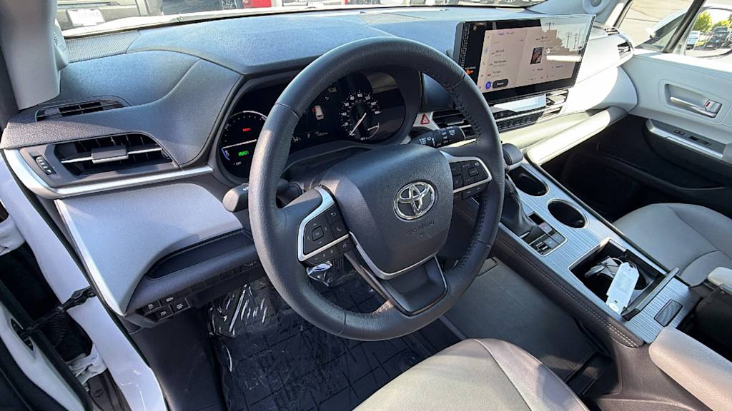 Thumbnail: 2025 Toyota Sienna - 2