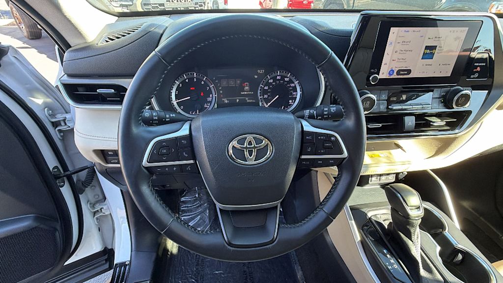 Thumbnail: 2023 Toyota Highlander - 9