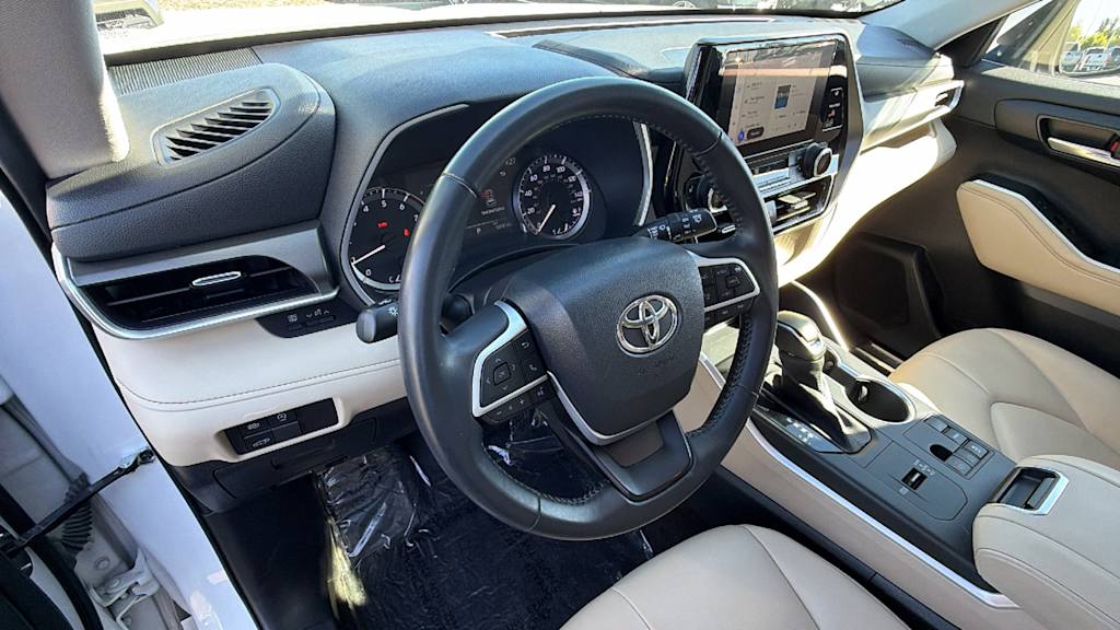 Thumbnail: 2023 Toyota Highlander - 2