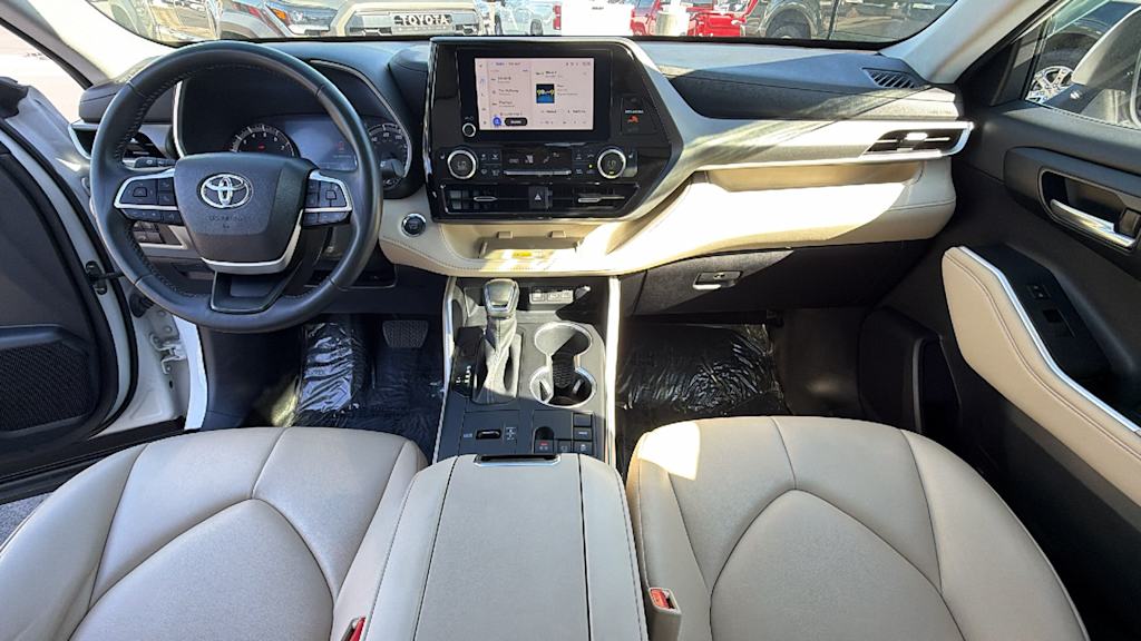 Thumbnail: 2023 Toyota Highlander - 13