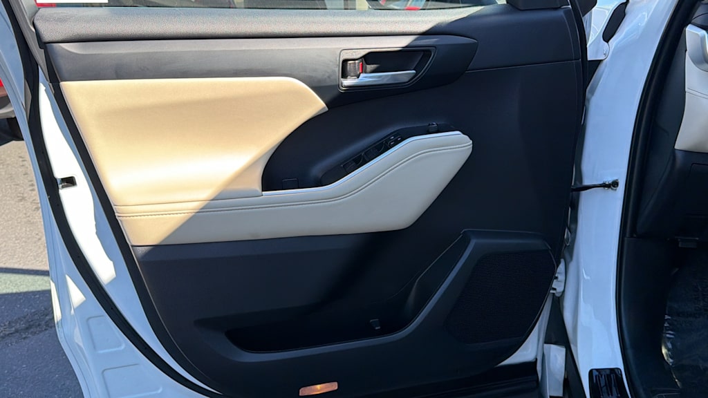 Thumbnail: 2023 Toyota Highlander - 29