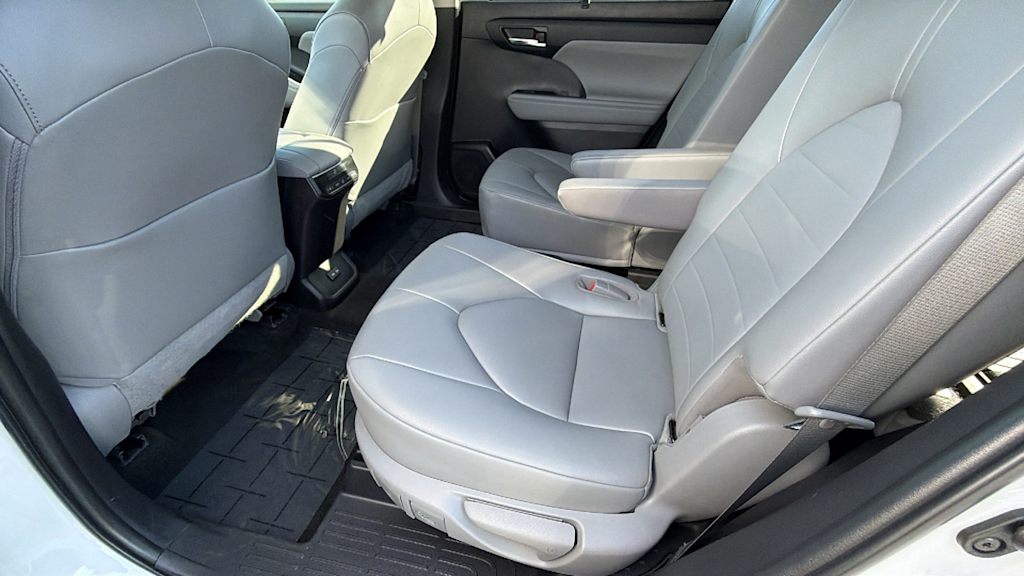 Thumbnail: 2023 Toyota Highlander - 12