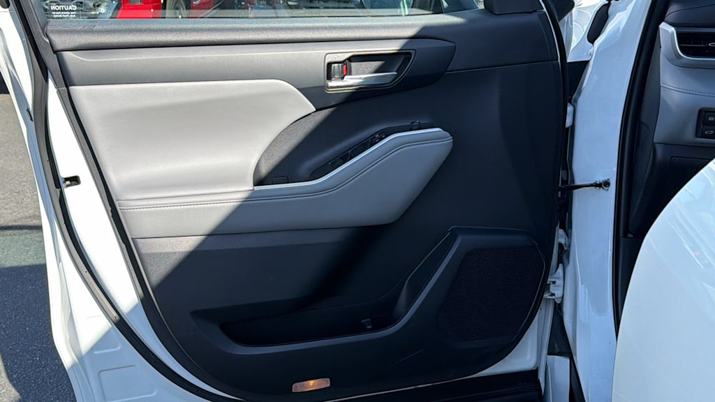 Thumbnail: 2023 Toyota Highlander - 29