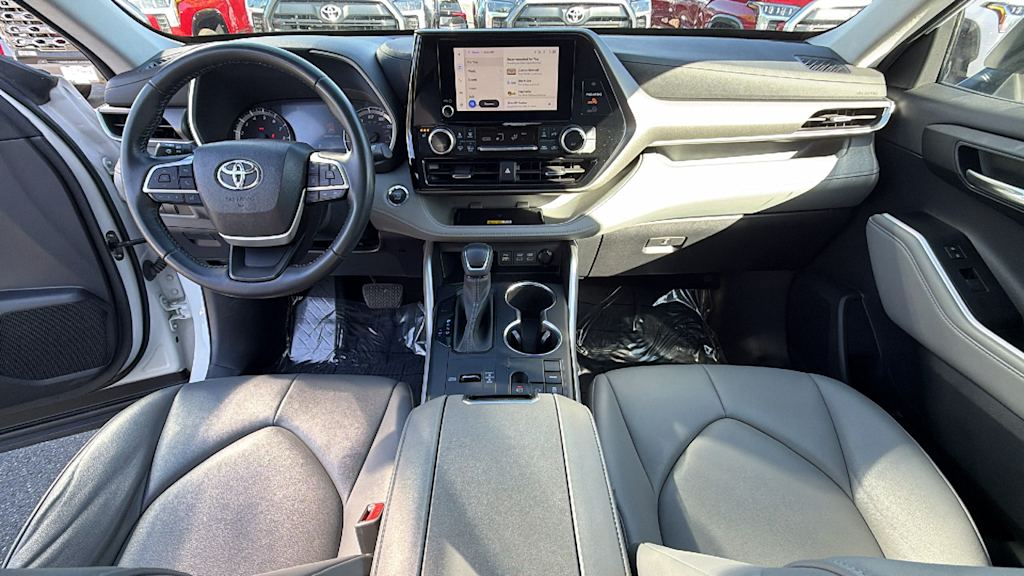 Thumbnail: 2023 Toyota Highlander - 14