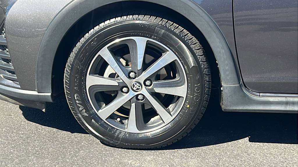Thumbnail: 2018 Toyota Prius c - 8