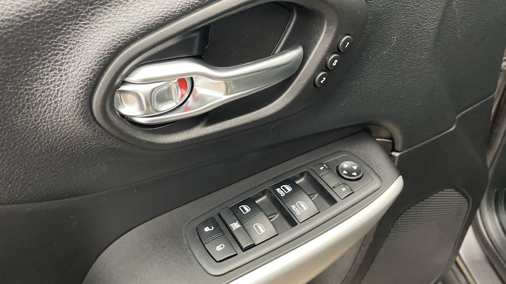 Thumbnail: 2018 Jeep Cherokee - 21