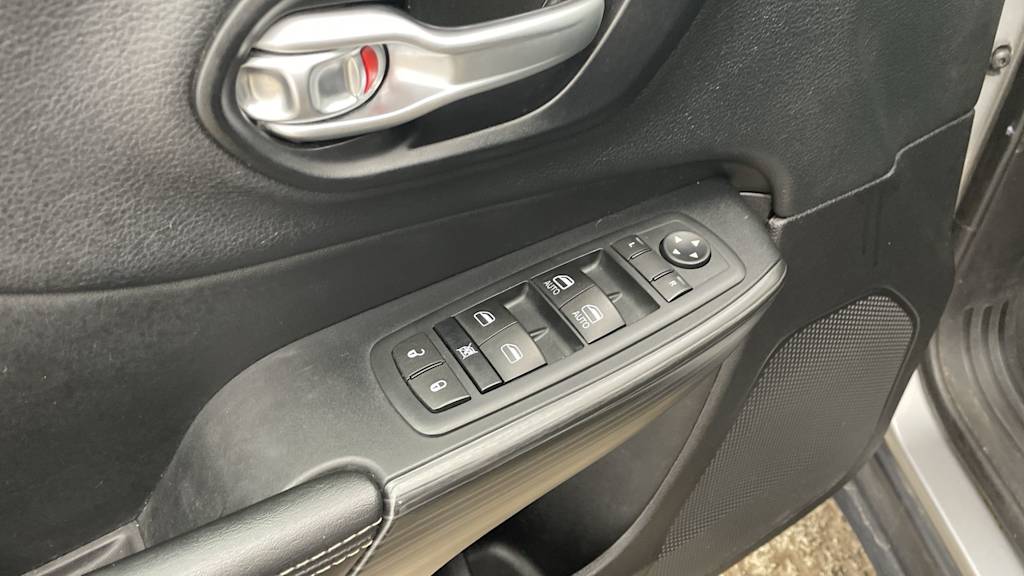 Thumbnail: 2015 Jeep Cherokee - 21