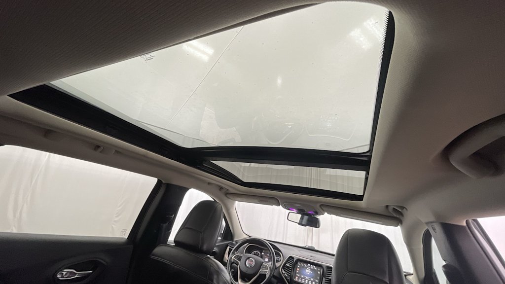 Thumbnail: 2015 Jeep Cherokee - 24