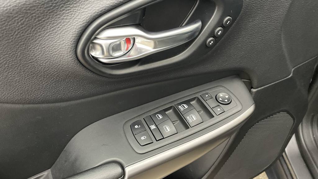 Thumbnail: 2022 Jeep Cherokee - 19