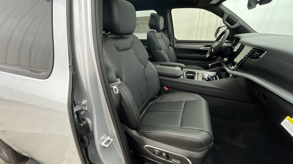 Thumbnail: 2025 Jeep Wagoneer - 24