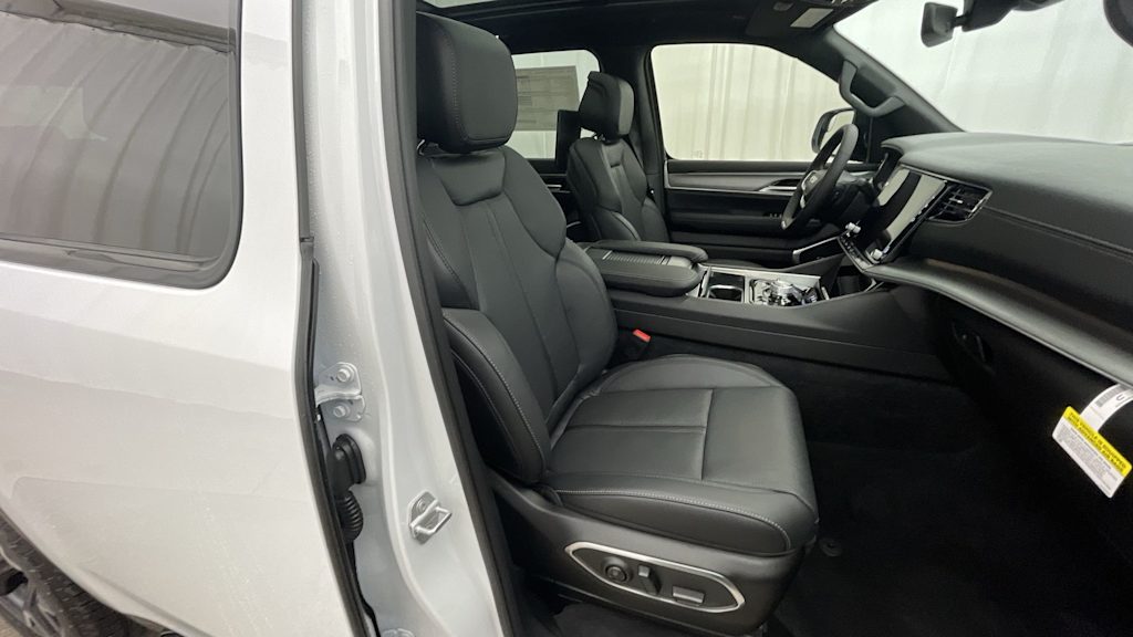 Thumbnail: 2025 Jeep Wagoneer - 26