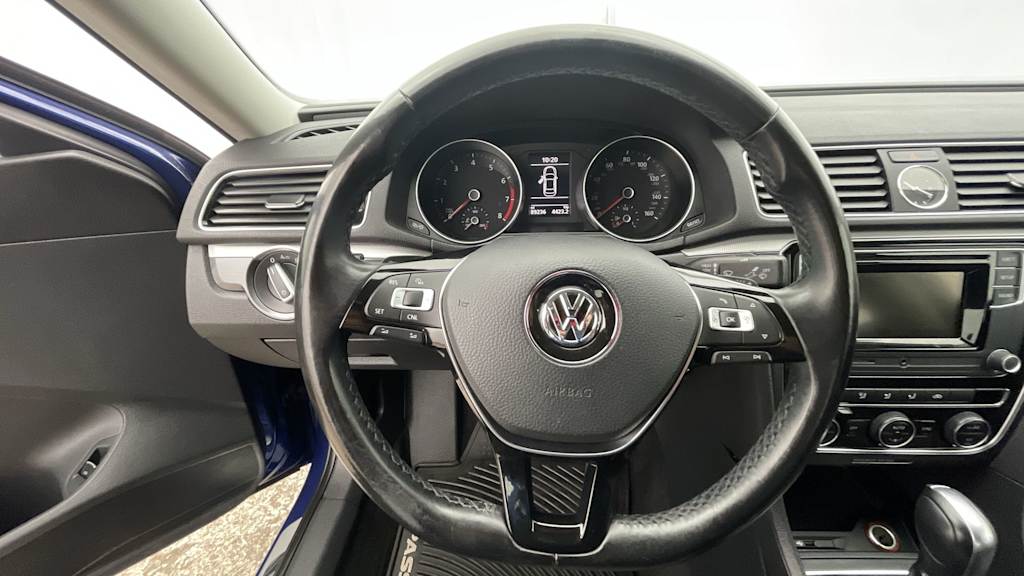 Thumbnail: 2016 Volkswagen Passat - 9