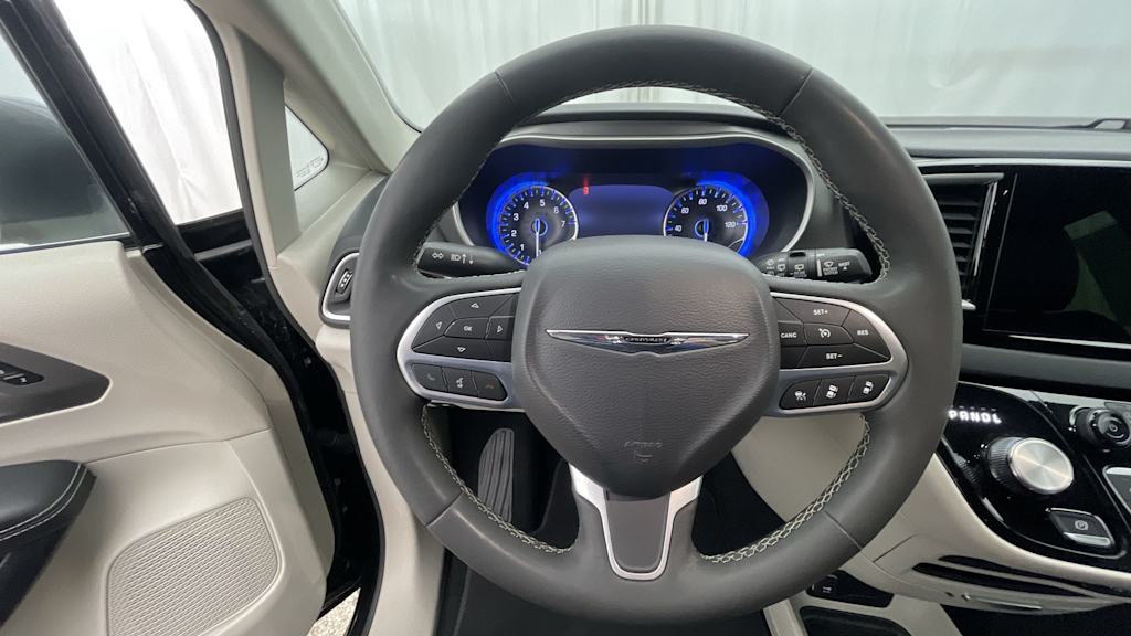 Thumbnail: 2023 Chrysler Pacifica - 13