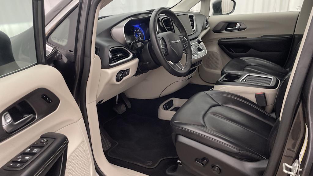 Thumbnail: 2023 Chrysler Pacifica - 10