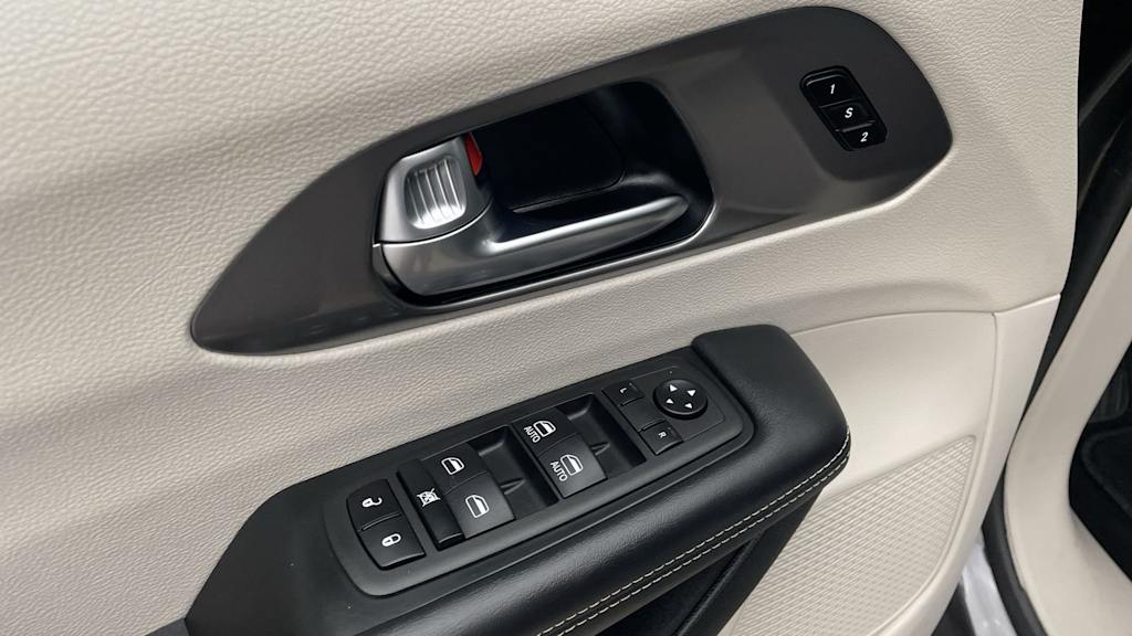 Thumbnail: 2023 Chrysler Pacifica - 19