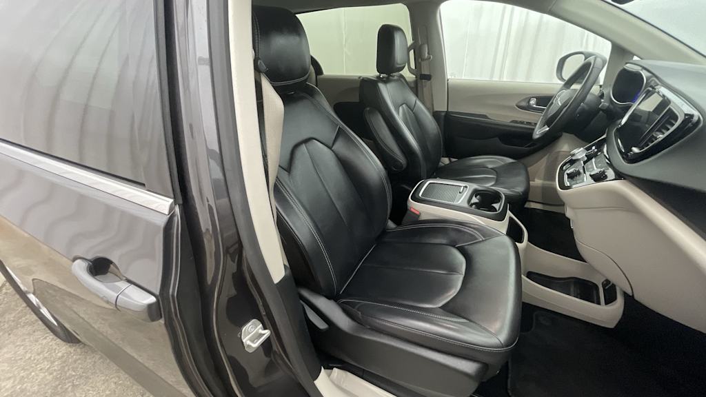 Thumbnail: 2023 Chrysler Pacifica - 22