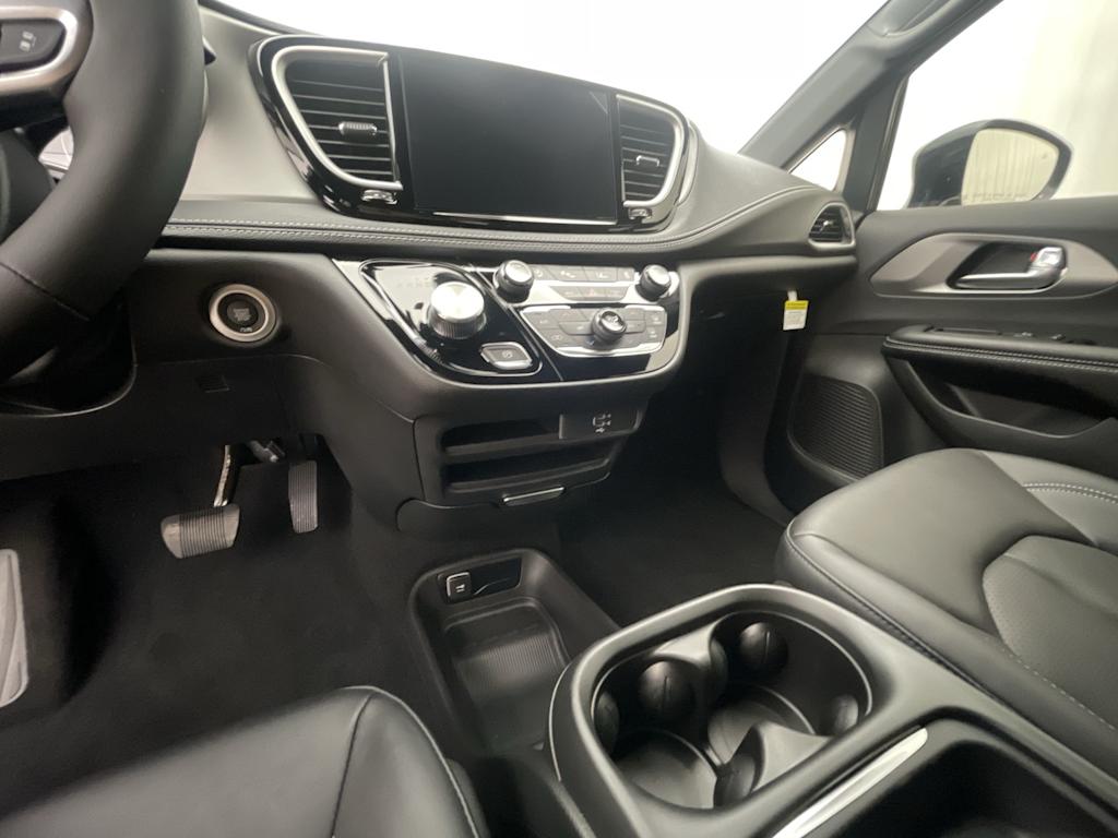 Thumbnail: 2027 Chrysler Pacifica - 28
