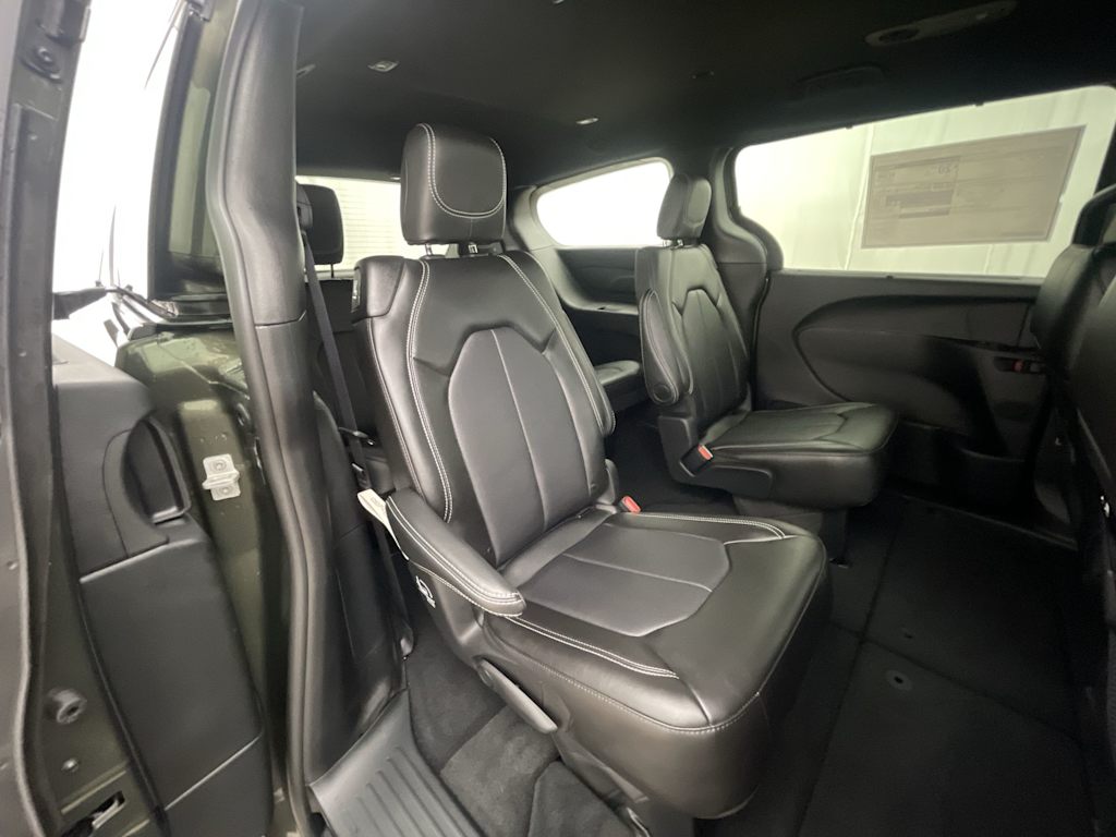 Thumbnail: 2027 Chrysler Pacifica - 23