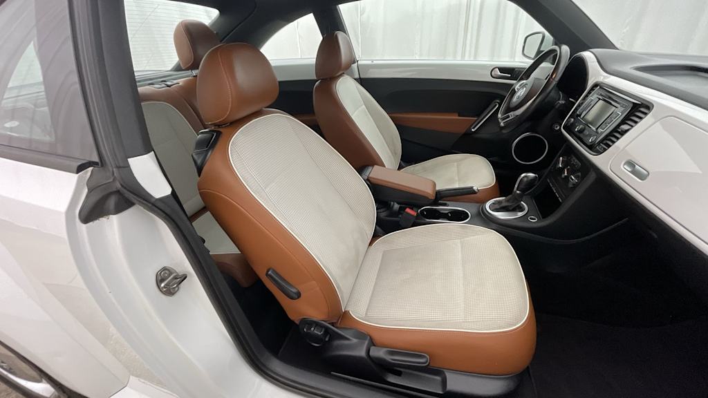 Thumbnail: 2015 Volkswagen Beetle - 22