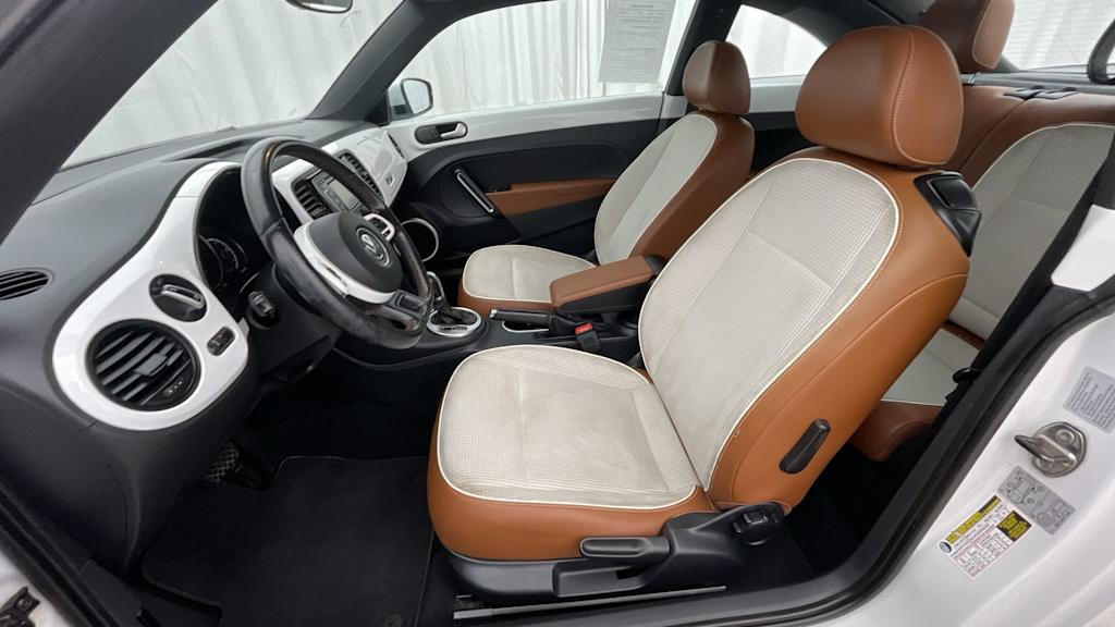 Thumbnail: 2015 Volkswagen Beetle - 11