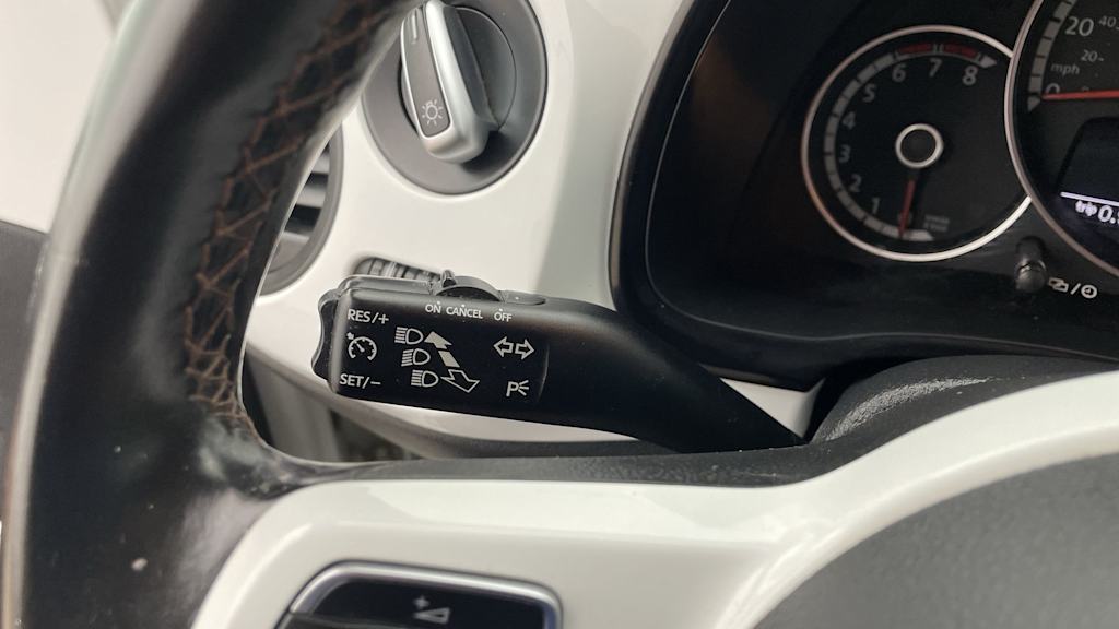 Thumbnail: 2015 Volkswagen Beetle - 26