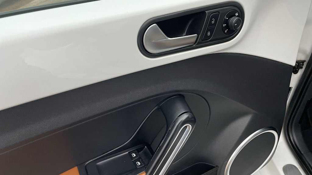 Thumbnail: 2015 Volkswagen Beetle - 19