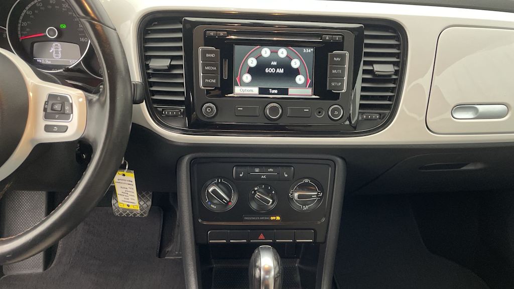 Thumbnail: 2015 Volkswagen Beetle - 27