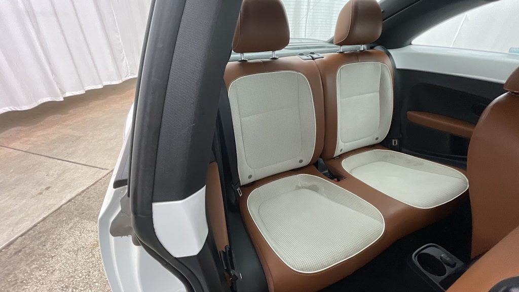 Thumbnail: 2015 Volkswagen Beetle - 21