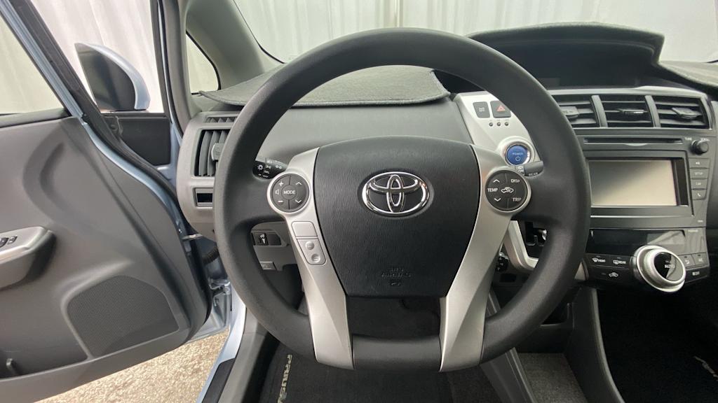 2014 Toyota Prius v Two 10