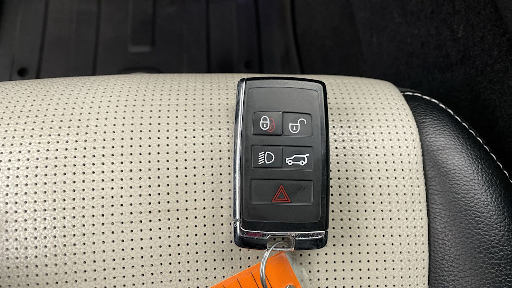 Thumbnail: 2020 Land Rover Discovery Sport - 18