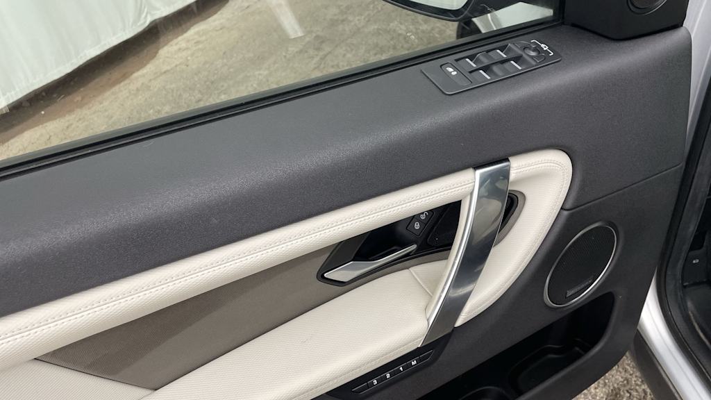 Thumbnail: 2020 Land Rover Discovery Sport - 21