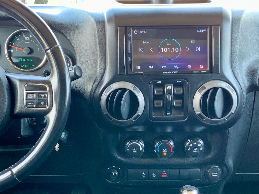 Thumbnail: 2015 Jeep Wrangler - 34