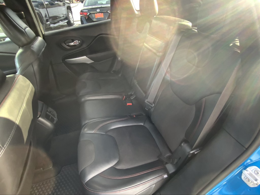 Thumbnail: 2018 Jeep Cherokee - 12
