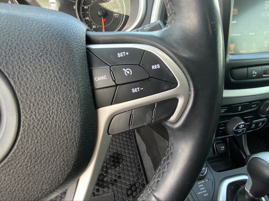 Thumbnail: 2018 Jeep Cherokee - 22