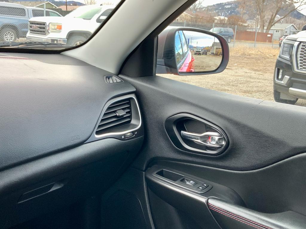 Thumbnail: 2021 Jeep Cherokee - 38