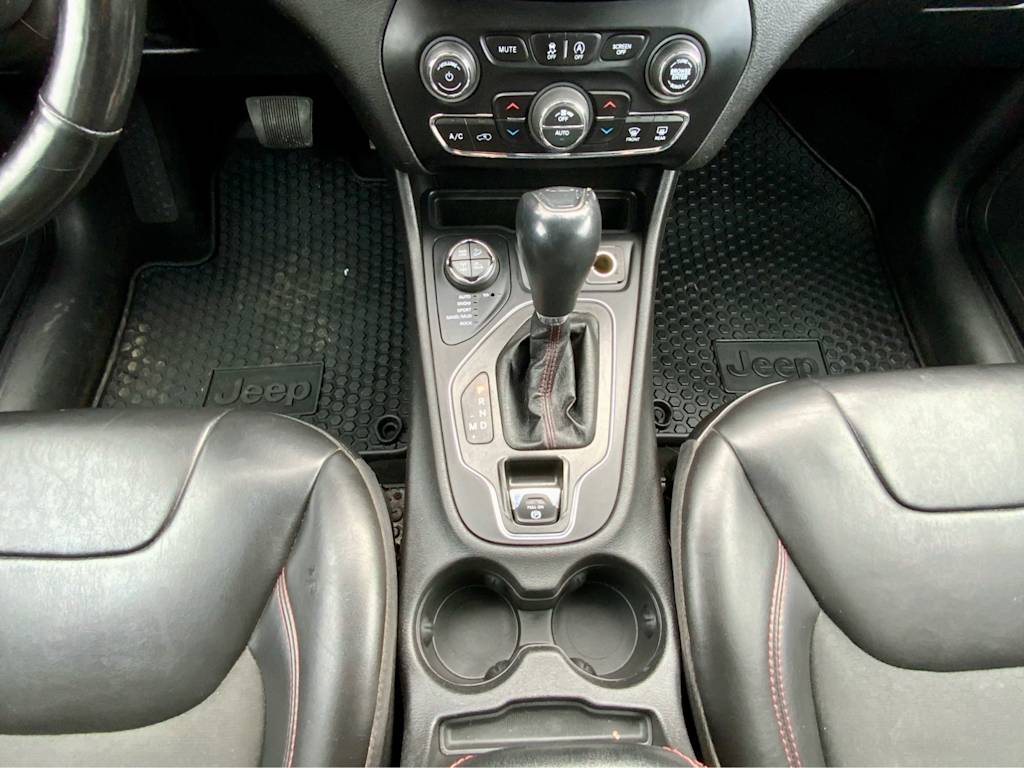 Thumbnail: 2021 Jeep Cherokee - 16