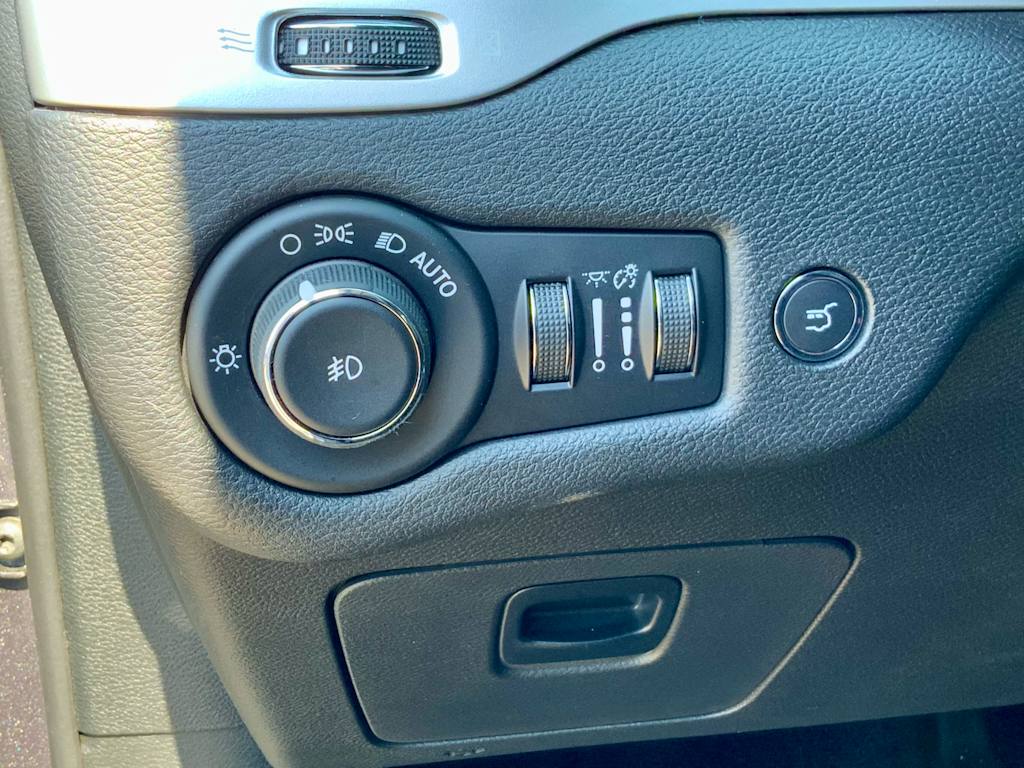 Thumbnail: 2018 Jeep Cherokee - 42