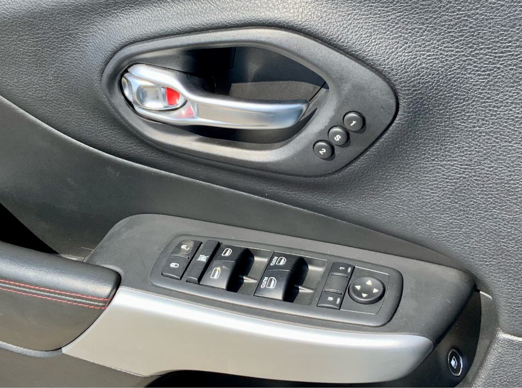 Thumbnail: 2018 Jeep Cherokee - 43