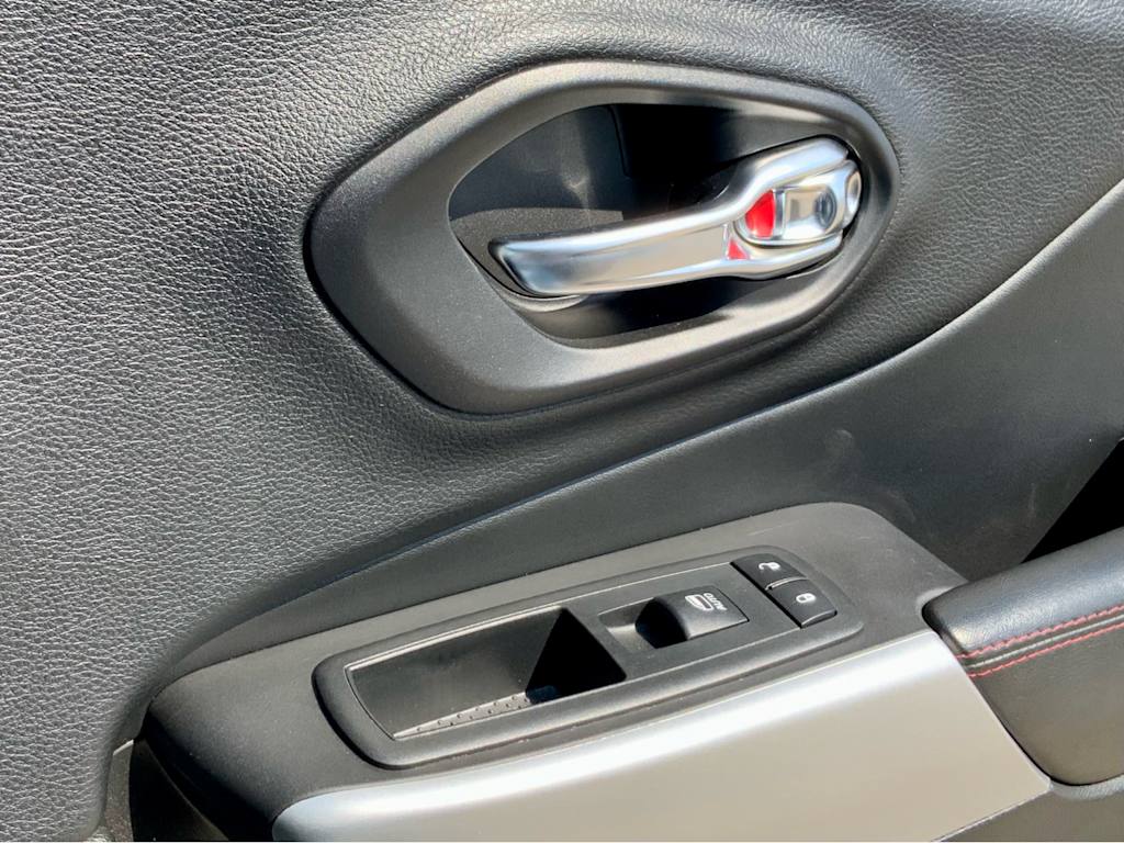 Thumbnail: 2018 Jeep Cherokee - 44