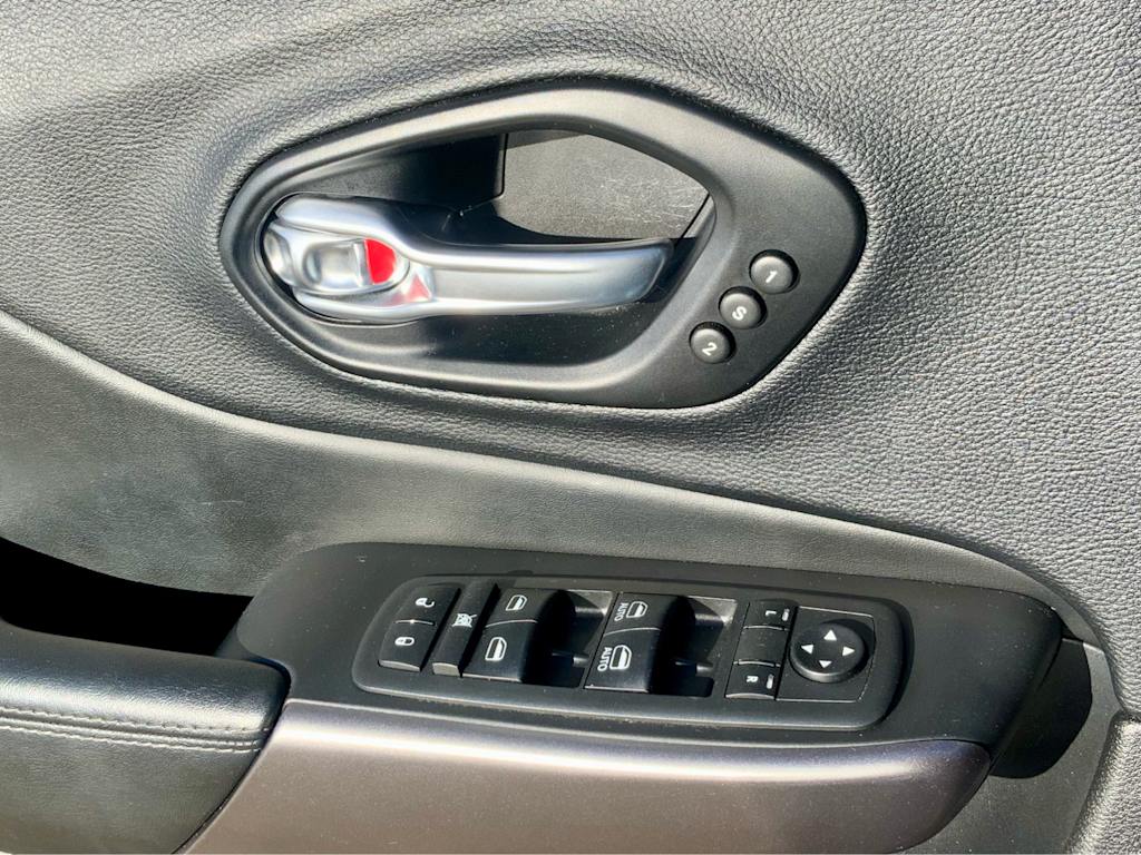 Thumbnail: 2021 Jeep Cherokee - 49